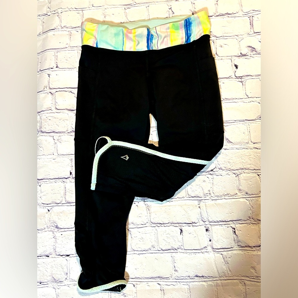 IVIVVA by LULULEMON girls size 10 black capris leggings
